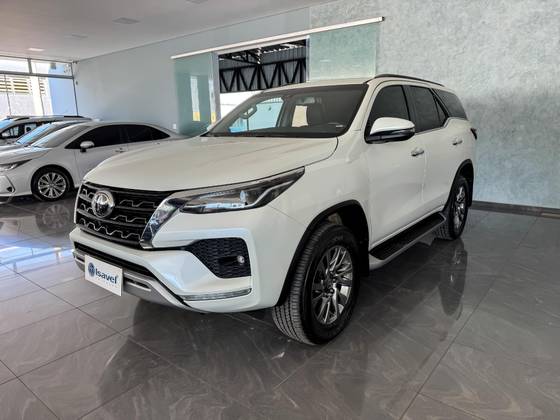 TOYOTA HILUX SW4 2.8 D-4D TURBO DIESEL SRX 7L 4X4 AUTOMÁTICO